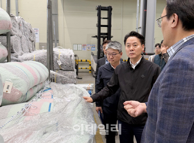 [포토] 영농철 농자재 점검하는 김주양 농업경제대표