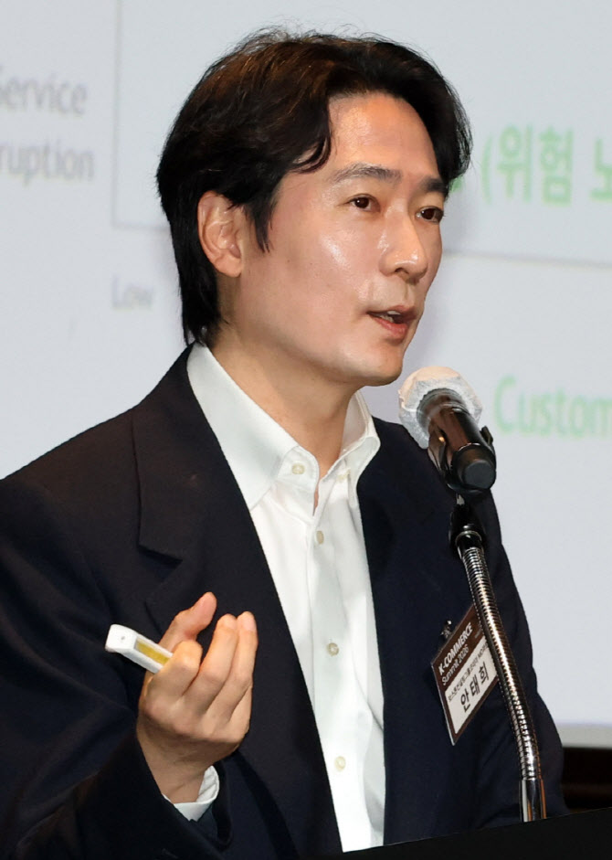 [포토] K-COMMERCE Summit 2026 찾은 안태희 보스톤컨설팅그룹코리아 MD파트너