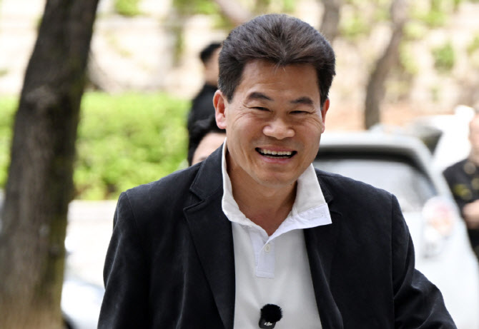 [포토]영장실질심사 앞둔 전한길 '웃으며 법정으로…'