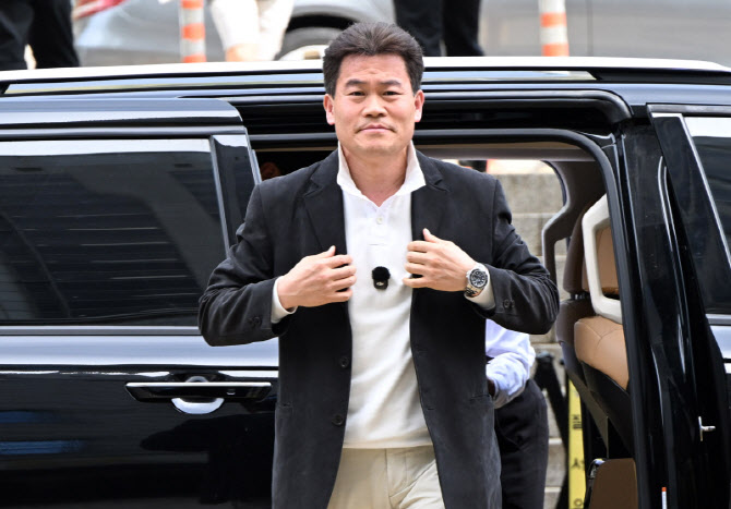 [포토]영장실질심사 출석하는 전 한국사 강사 전한길