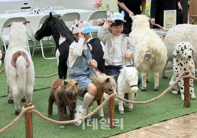 [포토] '도심 속 리얼 낙농목장' 즐기는 어린이