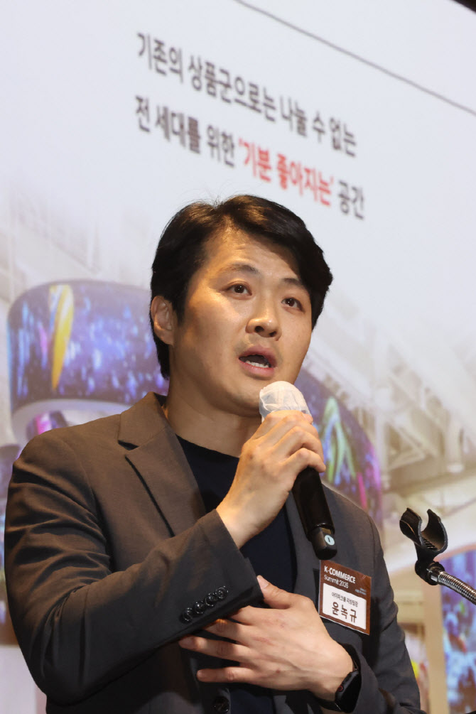 [포토]도파민스테이션의 실험에 대해 설명