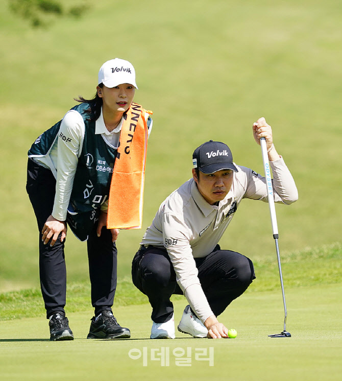 [포토] 김민수, 아내와 상의하는 퍼팅라인