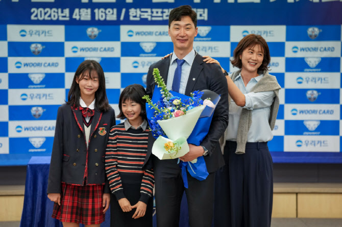 “리버스 스윕 악몽, 훈련으로 씻겠다" 박철우 신임감독, 우리카드 재건 선언