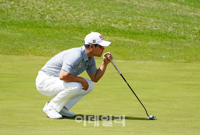 [포토] 정한밀, 신중히 읽는 버디라인