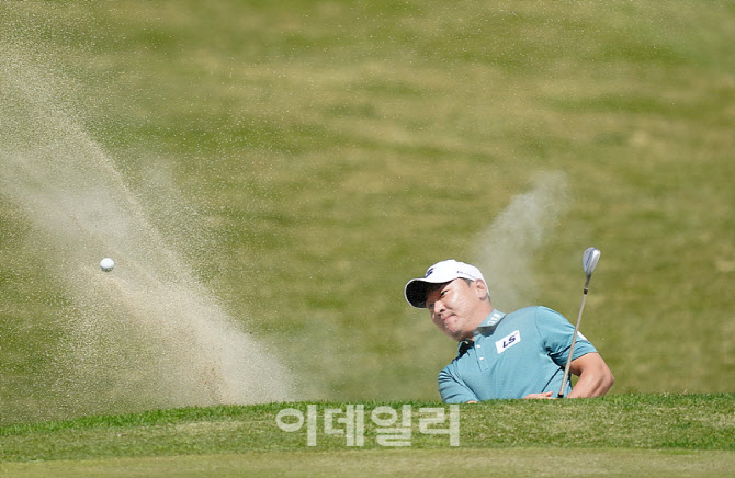 [포토] 전가람, 위기 넘기며 선두로