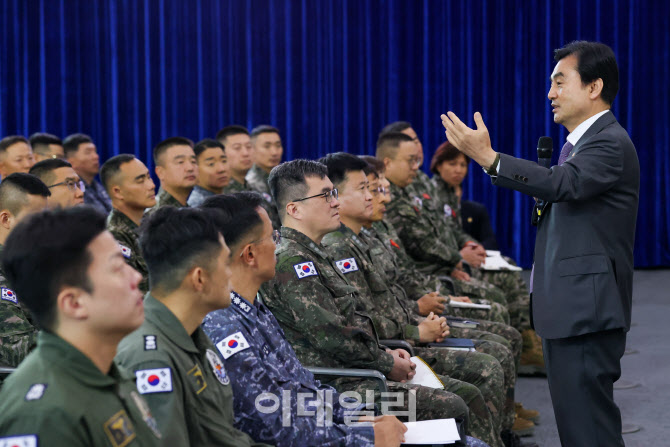 안규백 “핵잠으로 대양해군”…해병대엔 “준4군 완성” 주문