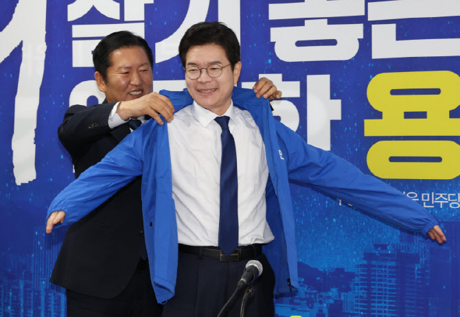 [포토]정원오 서울시장 후보에게 당 점퍼 입혀주는 정청래 대표