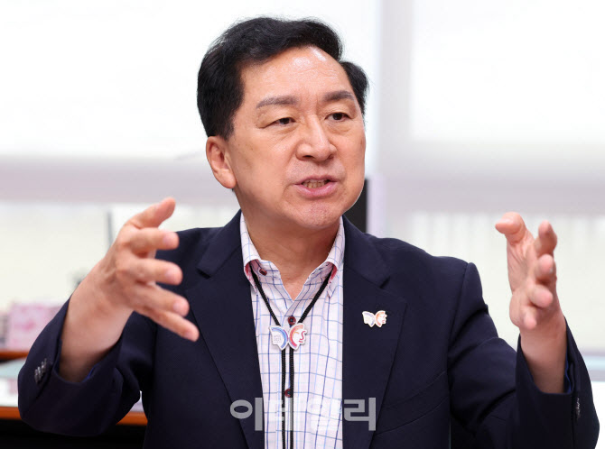 '김건희에 로저비비에 가방 선물' 김기현 부부, 내달 첫 정식 재판