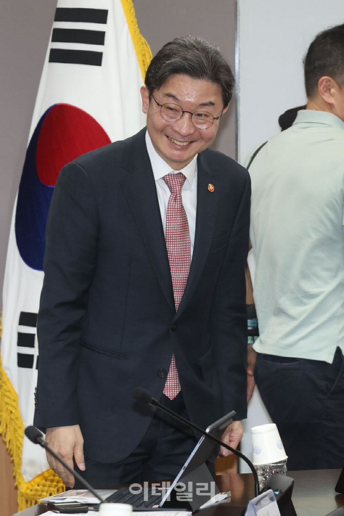 [포토]이억원 금융위원장, 중동상황 피해업종 관련 간담회