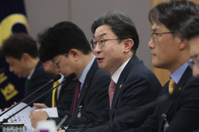[포토]간담회 주재하는 이억원 금융위원장