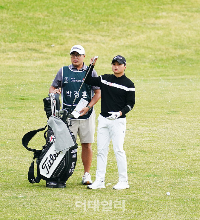[포토] 박정훈, 무기를 고른다
