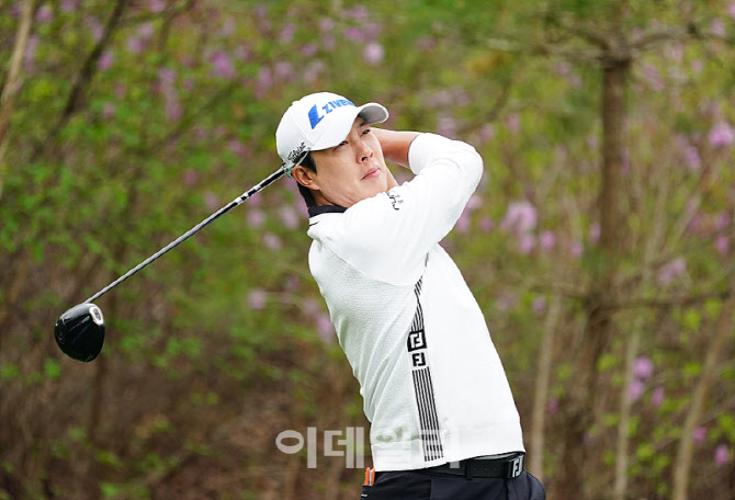 [포토] 정재현, 파워풀한 스윙으로