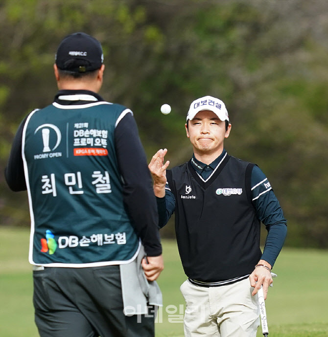 [포토] 최민철, 캐디에게 볼토스