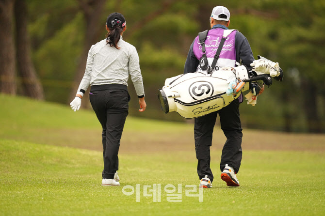 [포토]아마추어 송가은-진성용,첫 라운드 출발합니다