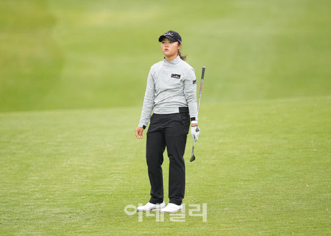 [포토]아마추어 송가은,타구 방향 확인해요