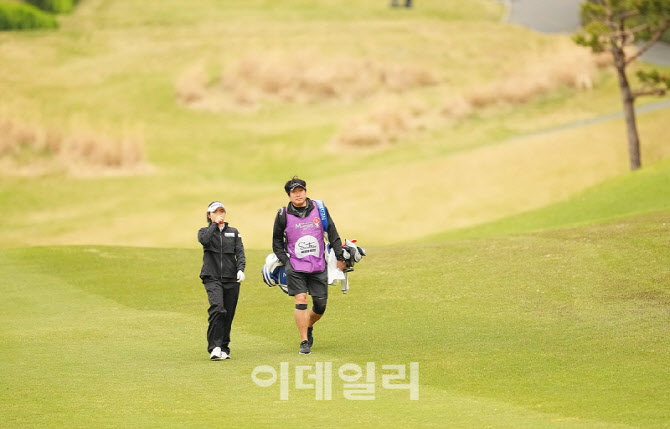 [포토]손예빈-캐디 최희창,우승 위한 동행