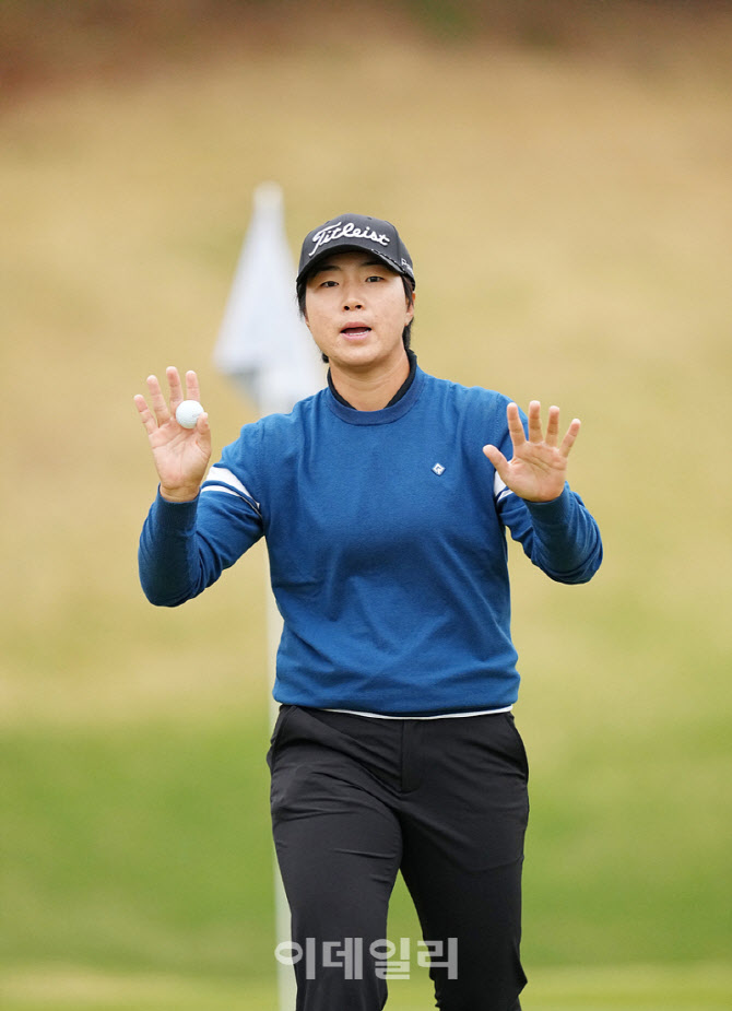 [포토]김지수,차분한 두손 인사 홀아웃