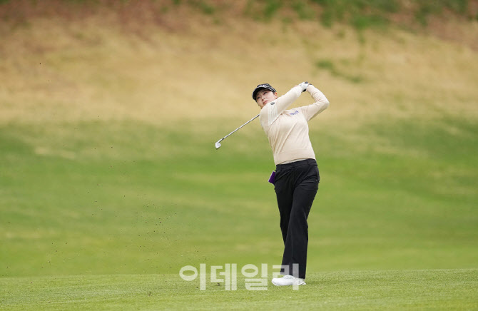 [포토]한진선,버디위해 붙어라