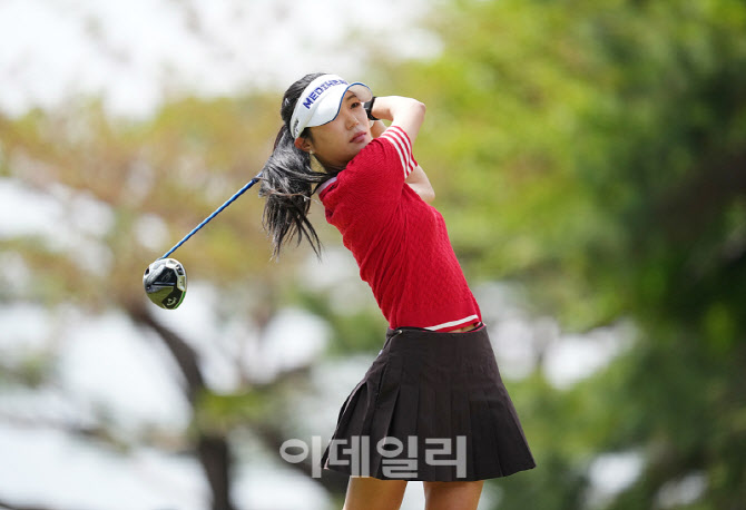 [포토]홍예은,첫 홀 페어웨이를 향하여