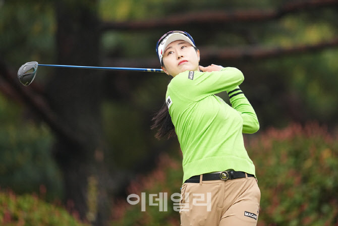 [포토]김우정,첫 홀 페어웨이를 지킨다