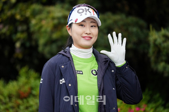 [포토]김우정,미소 손인사로 출발