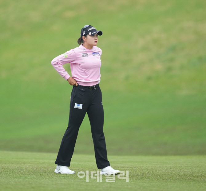 [포토]박현경,바지를 추켜입고 출발