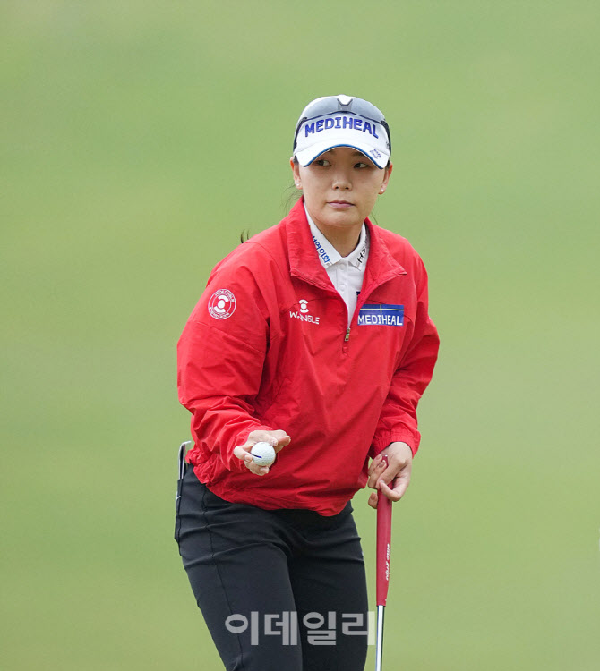 [포토]이다연,첫 홀 파세이브 성공