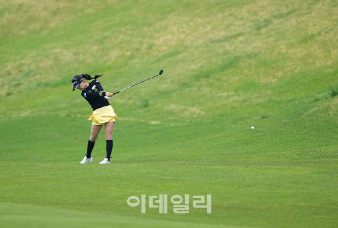 [포토]이예원,낮은 타구 우드샷