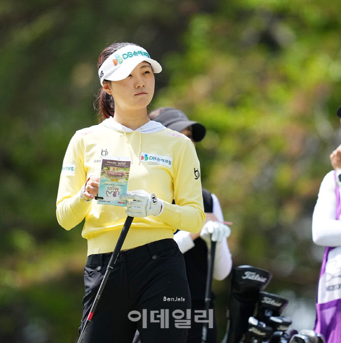 [포토]한아름,야디지북을 보고 생각한다