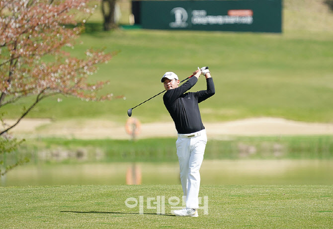 [포토] 김선우, 타구 방향을 살핀다