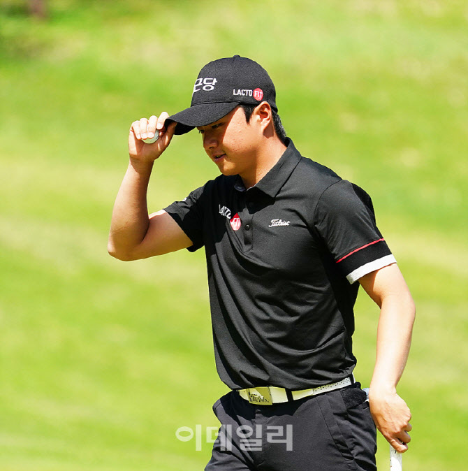 [포토] 박정훈의 버디 인사