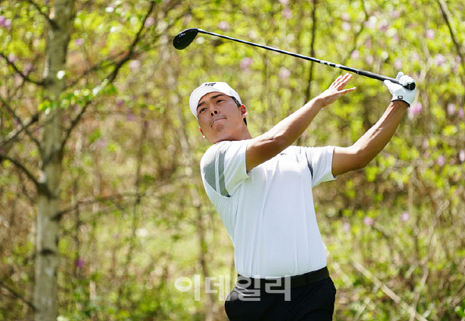 [포토] 신상훈, 파워풀한 티샷