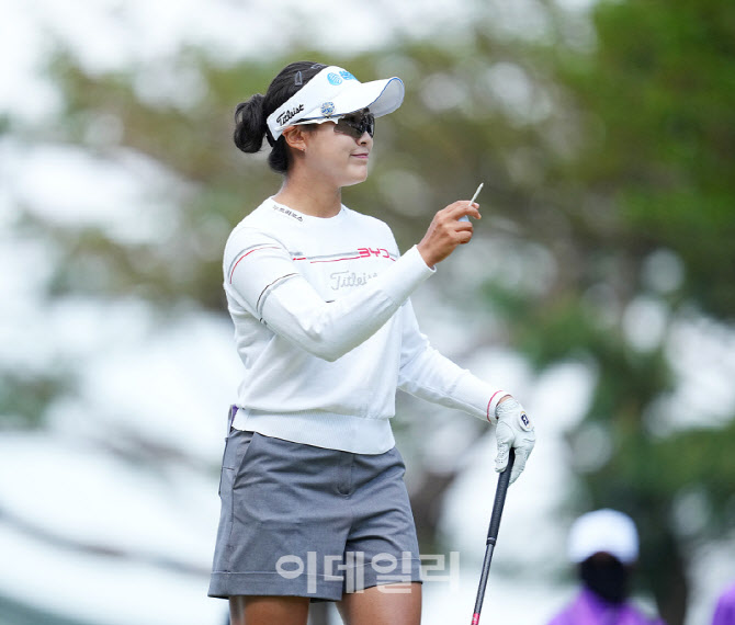 [포토]김민주,미소 인사하며 시작