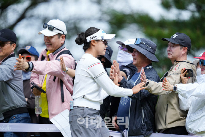 [포토]김민주,팬들과 하이파이브
