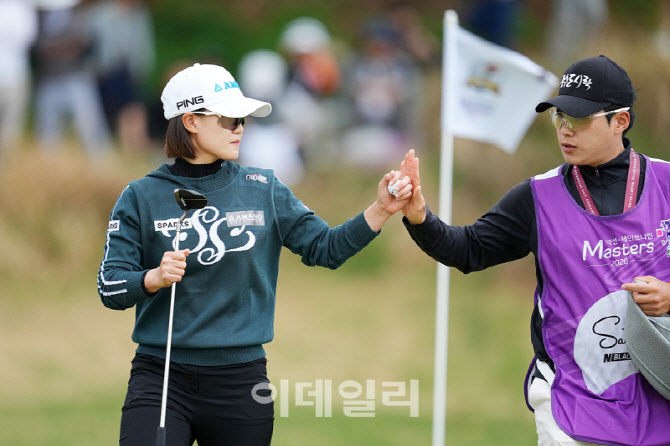 [포토]최은우,나이스 버디 성공 하이파이브