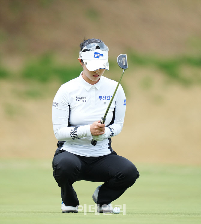 [포토]이세영,첫 버디 위해 라인을 파악한다