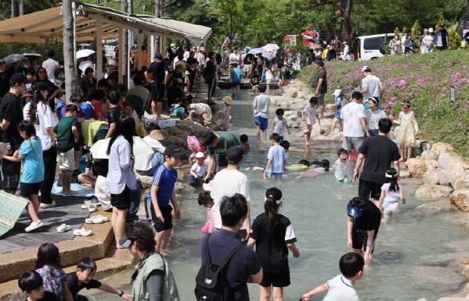 [포토]서울 30도 육박 초여름 더위 인공 계곡에 인파 북적