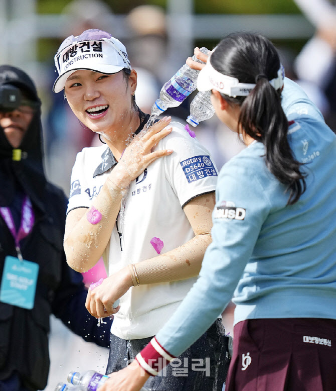 [포토]김민선,행복한 축하 물세례