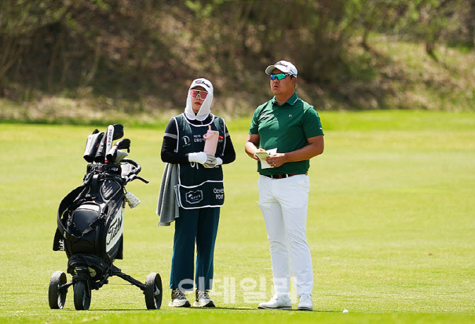 [포토] 이상엽, 여자친구 캐디와 만들어 가는 우승