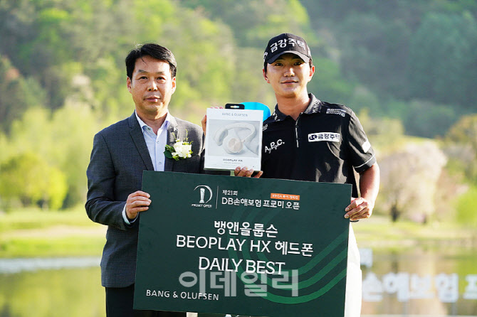 [포토] 옥태훈, 김영범 라비에벨 골프앤리조트 대표이사로부터 데일리베스트 수상