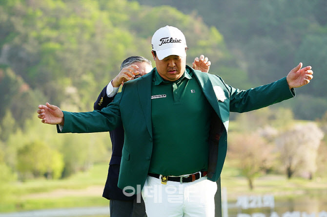 [포토] 이상엽, 김원섭 KPGA 회장로부터 우승자켓
