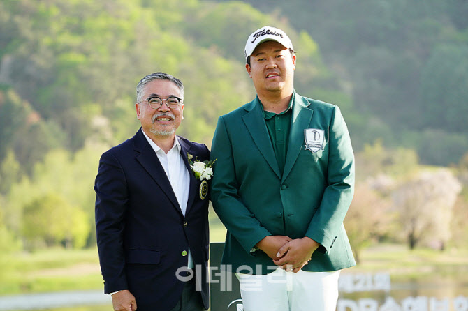 [포토] 이상엽, 김원섭 KPGA 회장로부터 우승자켓