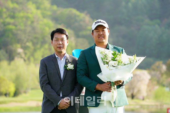 [포토] 이상엽, 김영범 라비에벨 골프앤리조트 대표이사로부터 우승 꽃다발
