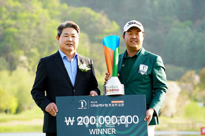 [포토] 이상엽, 정종표 DB손해보험 대표이사로부터 우승 트로피