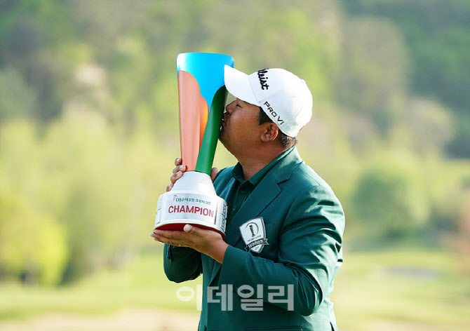 [포토] 이상엽, 무려 10년만에 우승트로피에 키스