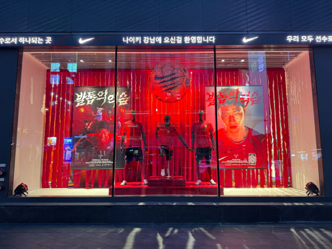 관심 저조해도…유통가 ‘월드컵의 계절’ 돌아온다