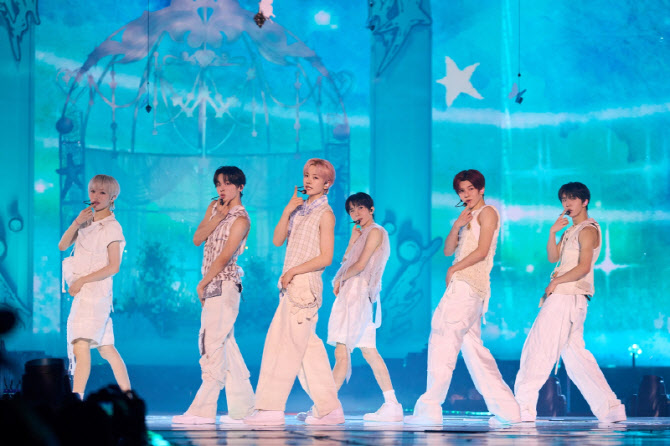 NCT 위시, 첫 정규 앨범 '오드 투 러브'로 오늘 컴백