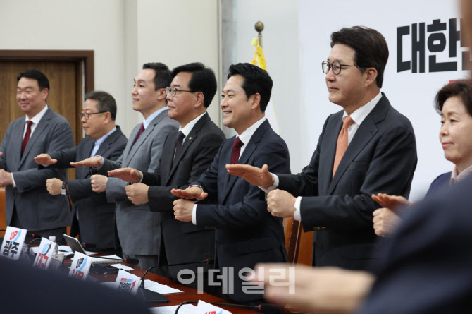 [포토]장애인의 날, '수어로 인사하는 국민의힘'