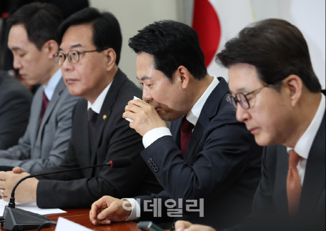 [포토]최고위, '물 마시는 장동혁 대표'